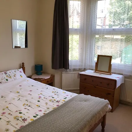 Spacious West London 2 Bedroom Apartment